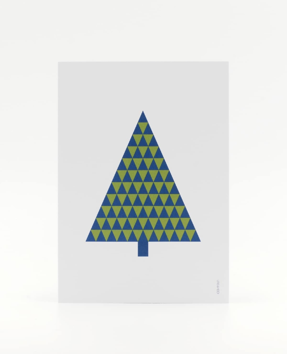 Tannenbaum Postkarte, illustriert aus grünen und hellgrünen Dreiecken